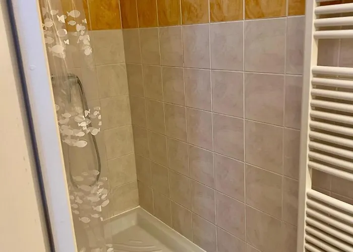 בית נופש Spacious House For 8 People קלרמונט-פרנד